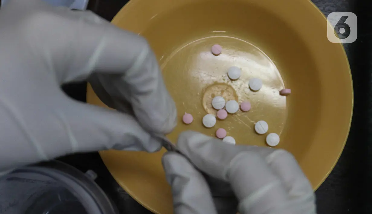 Tenaga farmasi meracik obat di RSIA Tambak, Jakarta, Jumat (21/10/2022). Puyer dapat menjadi substitusi sediaan sirup untuk anak -selama obat bebas dan/atau bebas terbatas cair dilarang Kementerian Kesehatan. (Liputan6.com/Herman Zakharia)