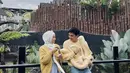 Inspirasi couple outfit saat hangout, Dinda & Rey kompak pakai busana nuansa kuning dan soft  blue. (Instagram/rey_mbayang).