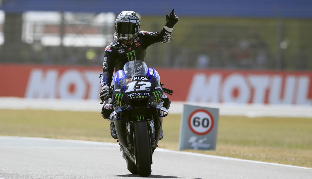 Pebalap Yamaha, Maverick Vinales, melakukan selebrasi usai menjuarai MotoGP Belanda di Sirkuit Assen, Belanda, Minggu (30/6/2019). Vinales sukses menjadi juara dengan catatan waktu 40 menit 55,415 detik. (AP//Peter Dejong)