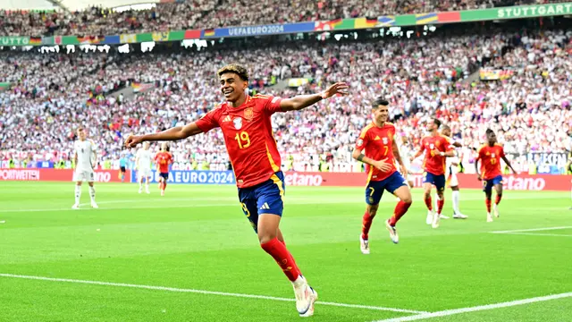 Foto: Viral Potret Lamine Yamal Dimandikan Lionel Messi, Pantas Jagonya Nular