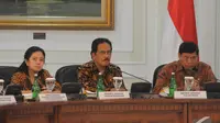 (Kiri ke kanan) Puan Maharani, Sofyan Djalil dan Tedjo Edy Purdjianto saat mengikuti sidang perdana di Kantor Presiden, Jakarta, Senin (27/10/2014). (Liputan6.com/Herman Zakharia)