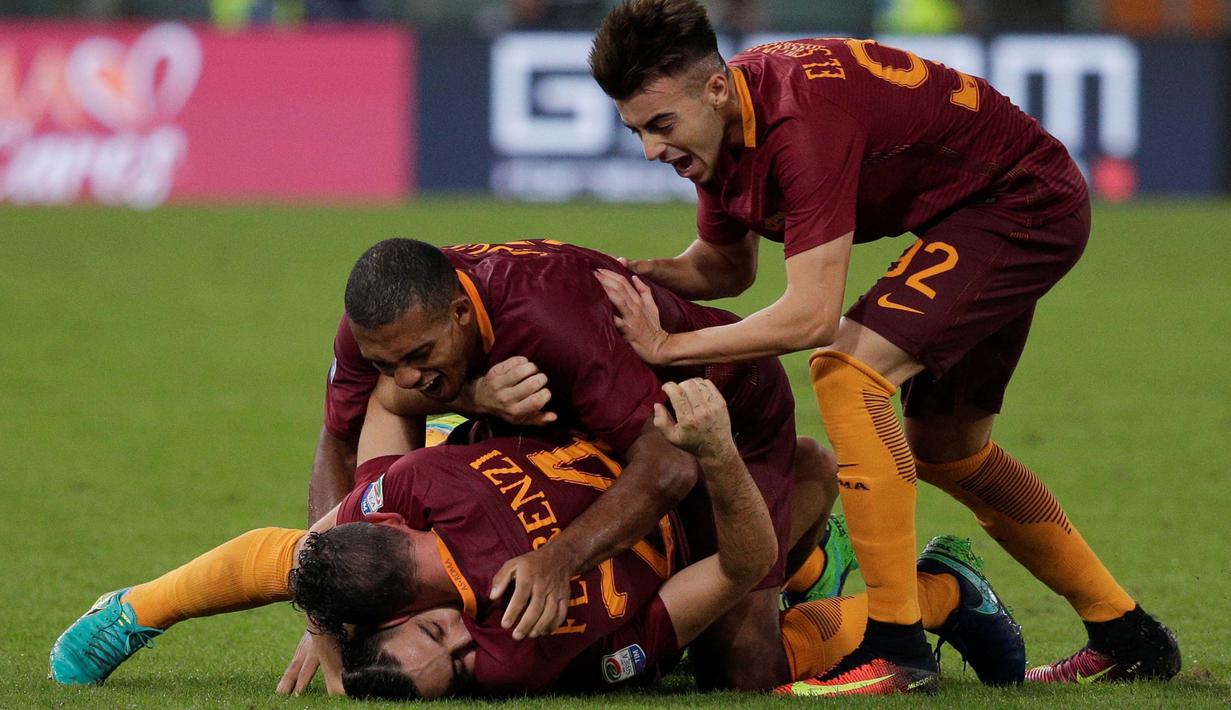 Para pemain AS Roma, merayakan gol Kostas Manolas  saat melawan Inter Milan pada lanjutan Serie A Italia di Stadion Olympico, Roma, Senin (3/10/2016) dini hari WIB. (REUTERS/Max Rossi)