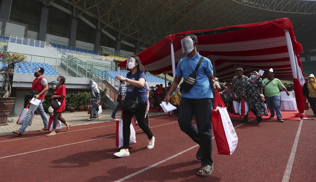Warga berjalan kaki untuk menerima vaksin Sinovac saat vaksinasi massal virus corona COVID-19 untuk umum di Stadion Patriot Candrabhaga, Bekasi, Jawa Barat, Senin (14/6/2021). Peminat vaksinasi COVID-19 di Stadion Patriot Candrabagha sangat tinggi. (AP Photo/Achmad Ibrahim)