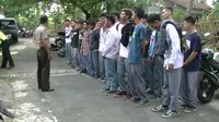 Perayaan kelulusan sekolah dilakukan puluhan pelajar SMK dan SMA dengan cara konvoi kendaraan. (Liputan6.com/Switzy Sabandar).