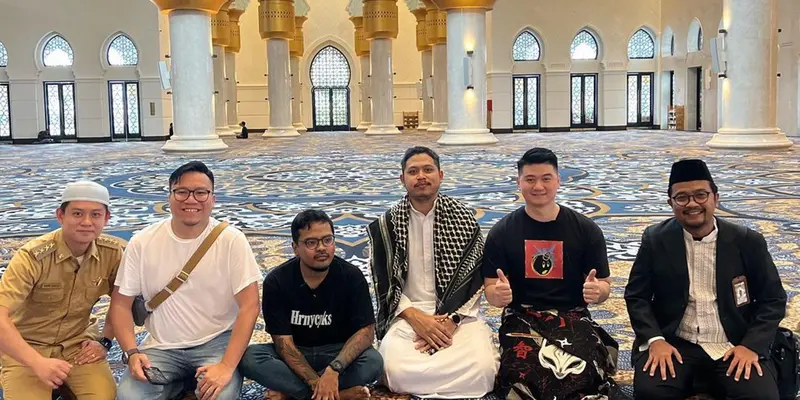 Potret Chef Arnold di Kota Solo, Kunjungi Masjid Raya Sheikh Zayed