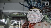 Ondel-ondel mengenakan masker terpajang di depan Kantor Kecamatan Kelapa Gading, Jakarta, Senin (21/9/2020). Kantor Kecamatan Kelapa Gading ditutup sementara selama 3 hari hingga Rabu (23/9) mendatang, pasca meninggalnya Camat Kelapa Gading, M Harmawan akibat COVID-19. (merdeka.com/Iqbal Nugroho)