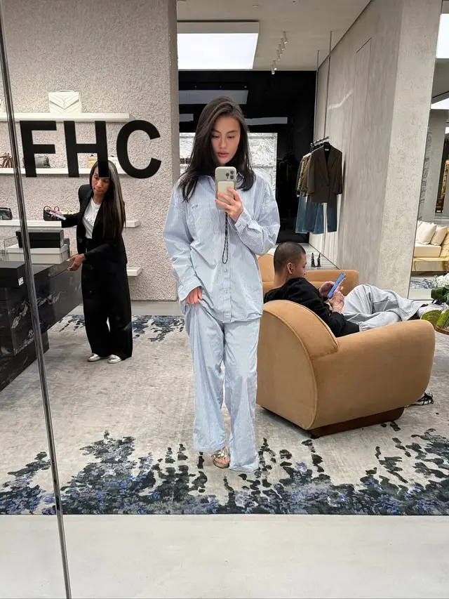6 Potret Agnez Mo Pamer Outfit Kasual dan Riasan Natural Glowing, Banjir Pujian