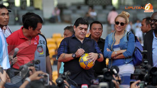 Sepenggal Kisah Diego Maradona Di Indonesia Intip Foto Foto Kenangannya Bola Liputan6 Com