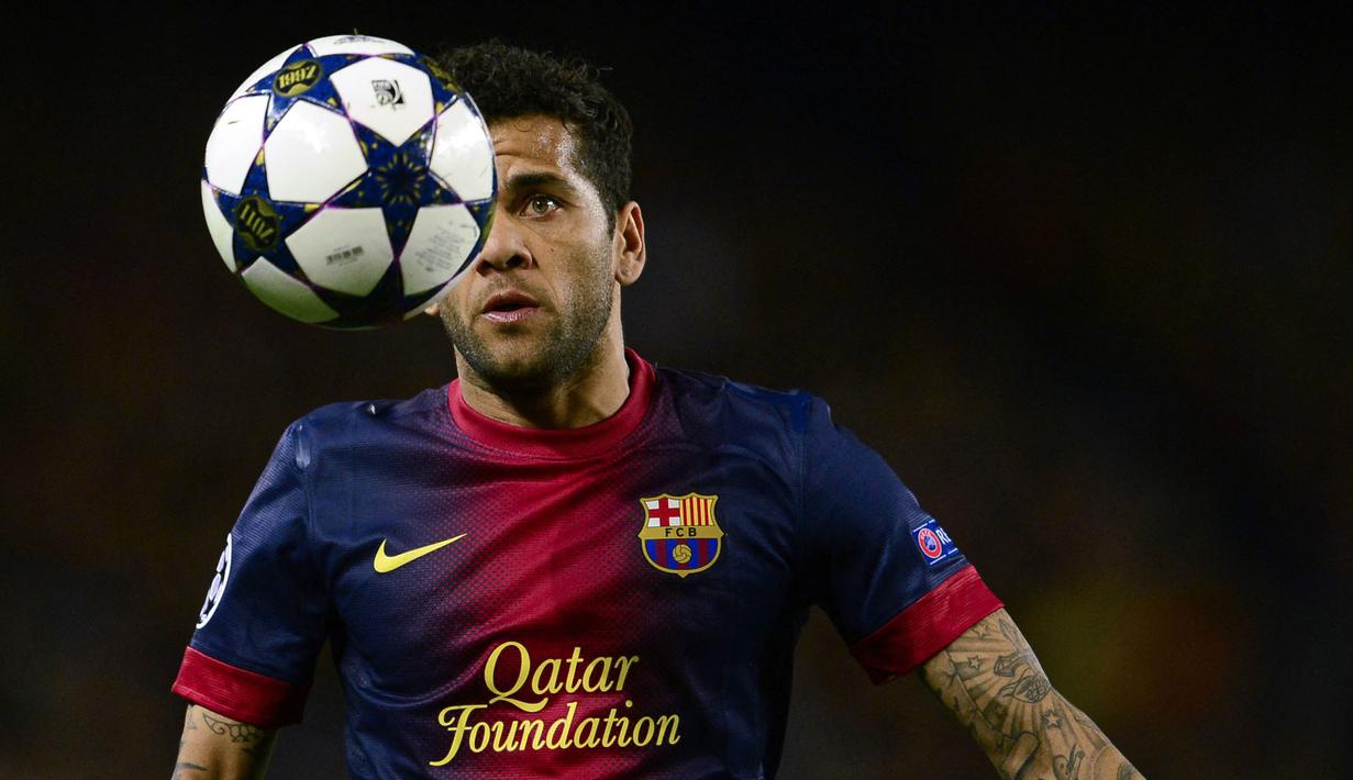 Nama pertama ada Dani Alves. Bek sayap veteran yang kini kembali bermain untuk Barcelona itu tercatat telah mempersembahkan tiga trofi Liga Champions untuk Blaugrana yaitu pada musim 2008/2009, 2010/2011, dan 2014/2015. Setelah itu, ia sempat membela Juventus dan Paris Saint-Germain, namun gagal meraih gelar juara Eropa tersebut bersama mereka. (AFP/Javier Soriano)