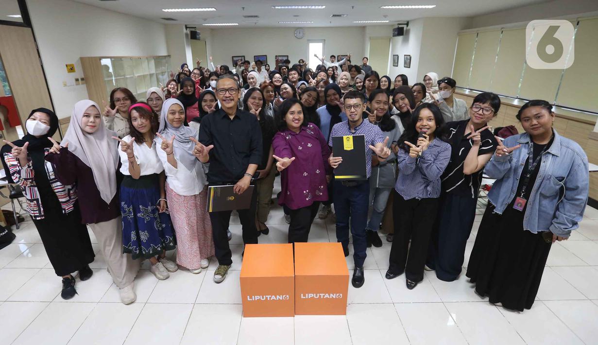 Peserta dan pembicara berfoto bersama usai gelaran program Liputan6.com Connect di kampus Vokasi Universitas Indonesia, Depok, Jawa Barat pada 11 November 2025. Mengusung tema “Building a Strong Brand Position in the Digital Era”, Liputan6.com kembali menggelar program Liputan6.com Connect di kampus Vokasi Universitas Indonesia, Depok, Jawa Barat. (Liputan6.com/Helmi Fithriansyah)