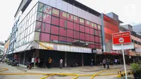 Pemuda Berwajah Cemas Mencari Sang Kekasih di Lokasi Kebakaran Glodok Plaza