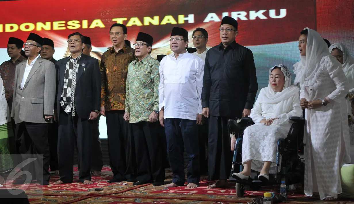 Sejumlah tokoh menghadiri haul ke enam Gus Dur di Ciganjur, Jakarta, Sabtu (26/12/2015). Dalam acara ini masyarakat diajak untuk merawat tradisi serta merajut hati seperti pencerminan dari perjuangan Gus Dur. (Liputan6.com/Gempur M Surya)