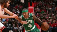 Guard Boston Celtics, Isaiah Thomas, mencetak 16 poin saat timnya mengalahkan tuan rumah Chicago Bulls 104-87 pada gim ketiga babak pertama playoff NBA 2017 WIlayah Timur di United Center, Chicago, Jumat (21/4/2017). (NBA)
