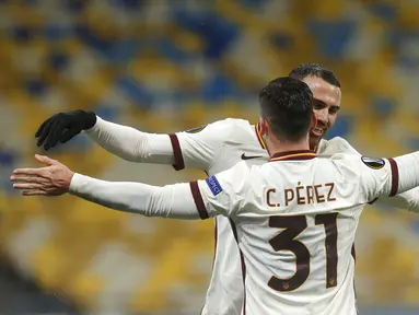 Pemain AS Roma Borja Mayoral merayakan dengan Carles Perez usai mencetak gol ke gawang Shakhtar Donetsk pada pertandingan leg kedua babak 16 besar Liga Europa di Stadion Olimpiyskiy, Kyiv, Ukraina, Kamis (18/3/2021). AS Roma menang dengan skor 2-1. (AP Photo/Efrem Lukatsky)