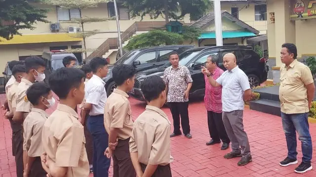 Polisi dan Satgas Pelajar mengamankan belasan siswa yang hendak melakukan tawuran di kawasan Empang, Kota Bogor.
