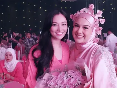 Irish Bella diketahui baru saja meluncurkan produk skincare. Para sahabat termasuk rekan artis pun tampak hadir di momen peluncuran tersebut, tak terkecuali Asmirandah. (Liputan6.com/IG/@asmirandah89)