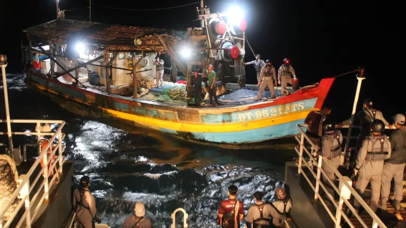 Bakamla menangkap kapal Vietnam berbendera Indonesia di perairan Natuna Utara. (Foto: Liputan6.com/Bakamla/Ajang Nurdin)