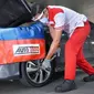 Teknisi Auto2000 melakukan pengecekan ban mobil. (ist)