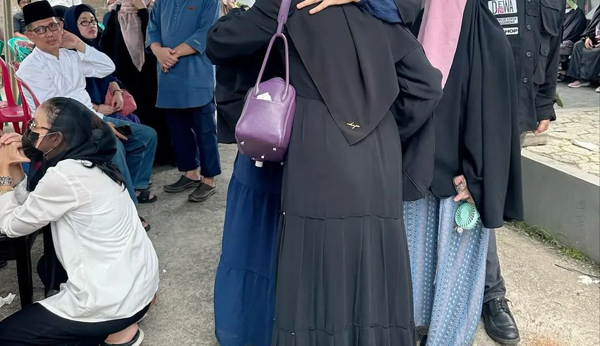 Kekasih Dul Jaelani itu mengungkapkan kalau ayahnya tak dirawat di rumah sakit karena kondisinya baik. "Pengobatan paling ada suster yang rutin datang ke rumah bukan yang harus diwajibkan menginap ke rumah sakit,” kata pemeran Nur dalam film KKN di Desa Penari ini. [Instagram/mulanjameela1]