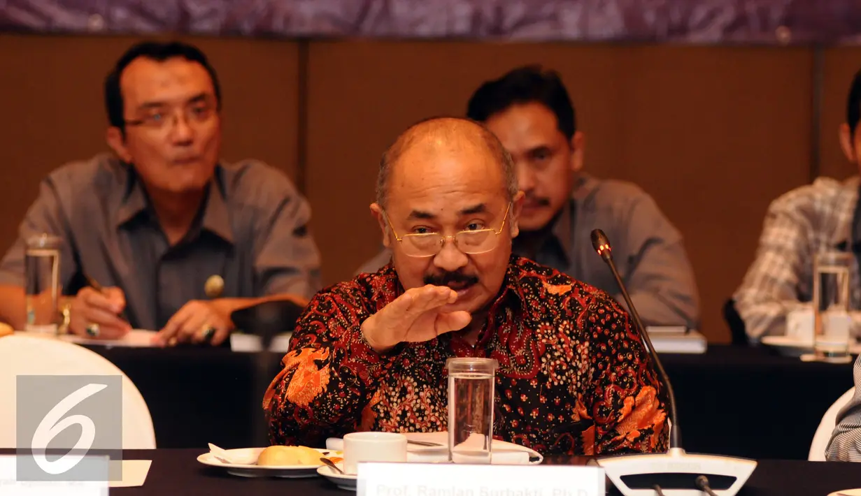 Senior Adviser untuk Pemilu Kemitraan Ramlan Surbakti memberikan paparan saat Evaluasi Tahapan Penyelenggaraan Pilkada Serentak 2015 yang dilaksanakan KPU Pusat di Jakarta, Senin (15/2/2016). (Liputan6.com/Helmi Fithriansyah)