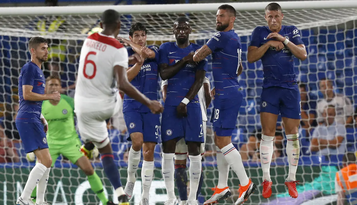 Bek Lyon, Marcelo mengambil tendangan bebas saat menghadapi Chelsea dalam International Champions Cup (ICC) di Stamford Bridge, London, Inggris, Selasa (7/8). Chelsea menang 5-4 atas Lyon. (Ian KINGTON/AFP)