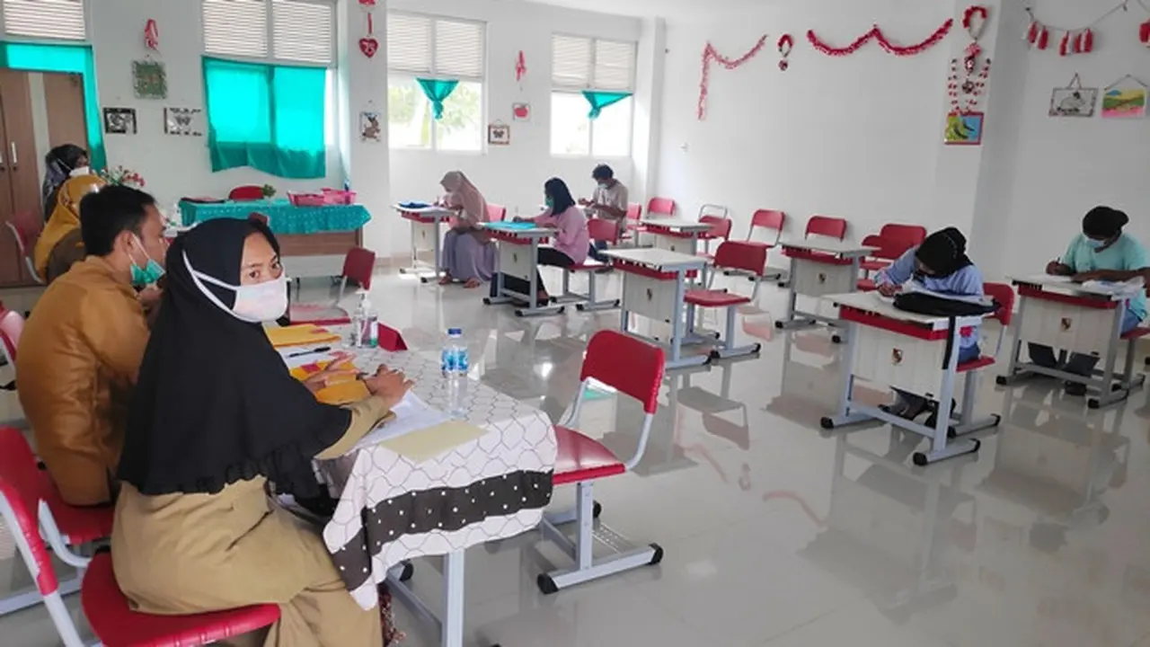 Pelaksaan PPDB di SDN 196 Pekanbaru yang menerapkan protokol kesehatan Covid-19.