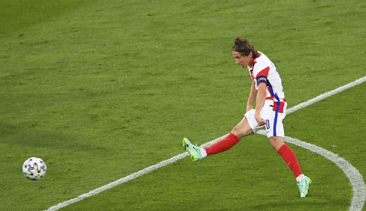 Menit ke-62, Modric mencetak gol spektakuler dengan sepakan first time dari kotak penalti untuk membawa Kroasia kembali unggul. (Foto: AP/Pool/Andy Buchanan)