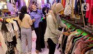 Para calon pembeli memilih pakaian impor bekas di Pasar Senen, Jakarta, Kamis (9/3/2023). Larangan impor baju bekas tercantum dalam Peraturan Menteri Perdagangan (Permendag) No.18/2021 tentang Barang Dilarang Ekspor dan Barang Dilarang Impor. (Liputan6.com/Faizal Fanani)