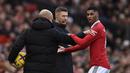 Pep Guardiola nampaknya sangat kesal. Ia menilai gol pertama MU tidak sah karena Marcus Rashford terlebih dulu dalam posisi offside. (AFP/Oli Scarff)