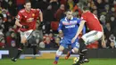 Gelandang Stoke City, Xherdan Shaqiri, berusaha melewati bek Manchester United, Phil Jones, pada laga Premier League di Old Trafford, Senin (15/1/2018). Manchester United menang 3-0 atas Stoke City. (AP/Rui Vieira)