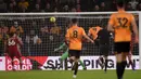 Pemain Wolverhampton Wanderers Raul Jimenez (tengah) mencetak gol ke gawang Liverpool pada pertandingan Liga Inggris di Molineux Stadium, Wolverhampton, Inggris, Kamis (23/1/2020). Liverpool menang 2-1. (Oli SCARFF/AFP)