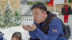 Bermain salju bersama, Jordi dan Thalia terlihat sangat senang. (Liputan6.com/IG/jordionsu)