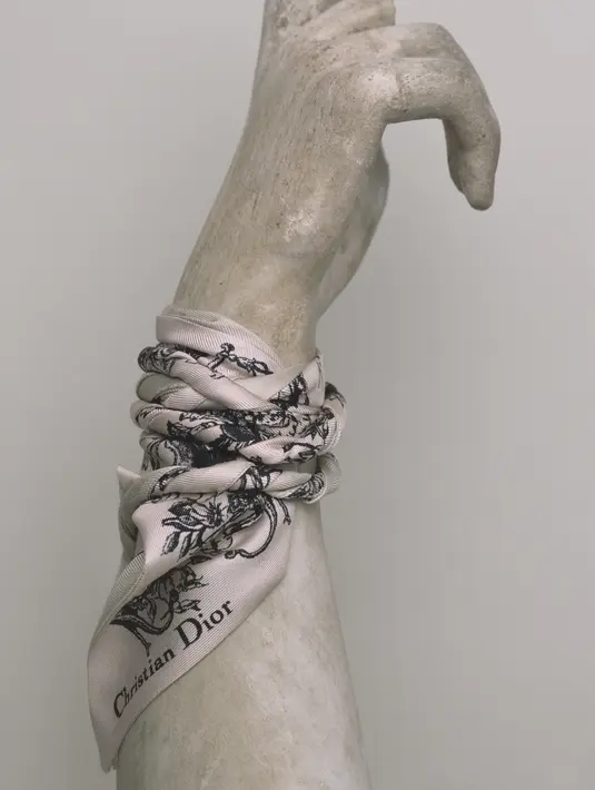 Dior memberikan inspirasi bagaimana scarf bisa dikenakan, potongan sutra menghiasi tubuh dan batu dengan sophisticated. (Foto: Laurine Bonnet-Christian Dior)