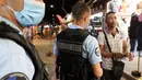 Polisi Prancis berpatroli untuk mengontrol kewajiban penggunaan masker di jalan-jalan Argeles-sur-Mer, Prancis selatan, Rabu (13/8/2020). Pemakaian masker di beberapa area ramai di sekitar Paris merupakan kewajiban sebagai upaya untuk membendung peningkatan tajam infeksi covid-19. (RAYMOND ROIG/AFP)