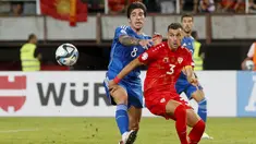 Gelandang Italia Sandro Tonali berebut bola dengan penyerang Makedonia Utara Stefan Askovski pada Grup C Kualifikasi Piala Eropa 2024 di Stadion Nasional Todor Proeski, Skopje, Minggu (10/9/2023) dini hari WIB. (AP Photo/Boris Grdanoski)