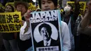 Di depan kediaman resmi PM Shinzo Abe, Tokyo, para demonstran meneriakkan slogan anti kebijakan perluasan peran militer di Jepang, (30/6/2014). (REUTERS/Issei Kato)
