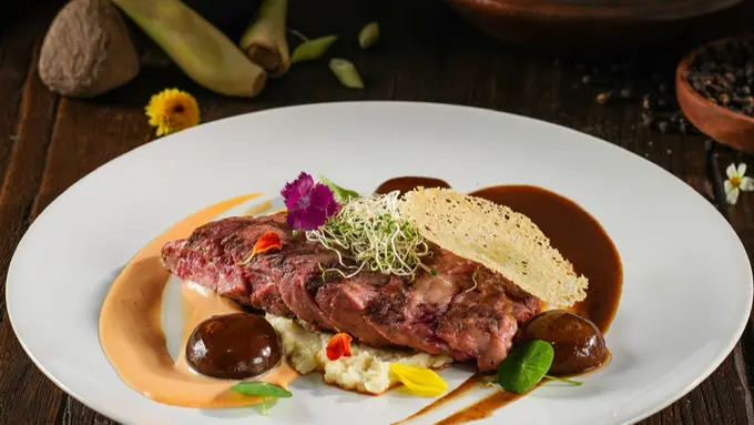 Menu Wagyu Rawon Steak Diluncurkan Hasil Kolaborasi Steak Hotel by HOLYCOW! dengan KEMENPAREKRAF