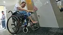 Penyandang disabilitas berwudu di tempat wudu khusus disabilitas Masjid El Syifa, Ciganjur, Jakarta, Senin (27/5/2019). Masjid El Syifa dilengkapi dengan fasilitas wudu dengan standar aman untuk para penyandang disabilitas. (Liputan6.com/Herman Zakharia)