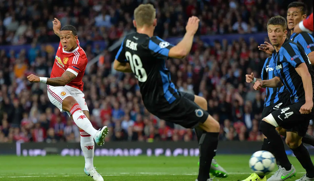 Pemain Manchester United, Memphis Depay mencetak gol penyama kedudukan 1-1 goal pada lanjutan Liga Champions babak play-off leg pertama melawan Club Brugge di Stadion Old Trafford,Manchester,(18/08/2015). Manchester United menang 3-1. (EPA/Peter Powel)