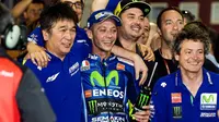 Valentino Rossi merayakan keberhasilan naik podium ketiga MotoGP Qatar, Minggu (26/3/2017), dengan kru Movistar Yamaha. (EPA/NOUSHAD THEKKAYIL)