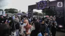 Antusias penonton Konser Tulus dalam  konser yang tajuk “Tulus Tur Manusia 2023" di Jakarta, Jumat (3/3/2023). setelah melewati 10 kota dengan Medan sebagai kota pertama “Tulus Tur Manusia 2023” yang diadakan 1 Februari 2023 lalu, Jakarta menjadi penutup rangkaian manis ini dengan konser yang diadakan pada 3 Maret 2023 di JIEXPO Kemayoran Jakarta. (Liputan6.com/Faizal Fanani)