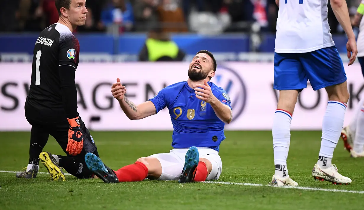 Penyerang Prancis, Olivier Giroud gagal tuntaskan peluang pada laga kedua Kualifikasi Piala Eropa 2020 Grup H yang berlangsung di Stadion Stade de France, Paris, Selasa (26/3). Perancis menang 4-0 atas Islandia. (AFP/Franck Fife)