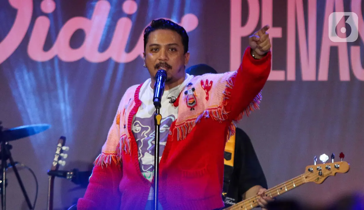 Penampilan Sal Priadi membuat malam acara Vidio Penasaran 2025 menjadi syahdu. (Liputan6.com/Herman Zakharia)