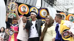 Penampilan penyanyi Rizky Febian bersama pemain Orang Kampung Dukuh saat Meet and Greet Sinemart All Star di kawasan Bintaro, Tanggerang Selatan, Senin (20/2). (Liputan6.com/Herman Zakharia)