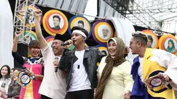 Penampilan penyanyi Rizky Febian bersama pemain Orang Kampung Dukuh saat Meet and Greet Sinemart All Star di kawasan Bintaro, Tanggerang Selatan, Senin (20/2). (Liputan6.com/Herman Zakharia)