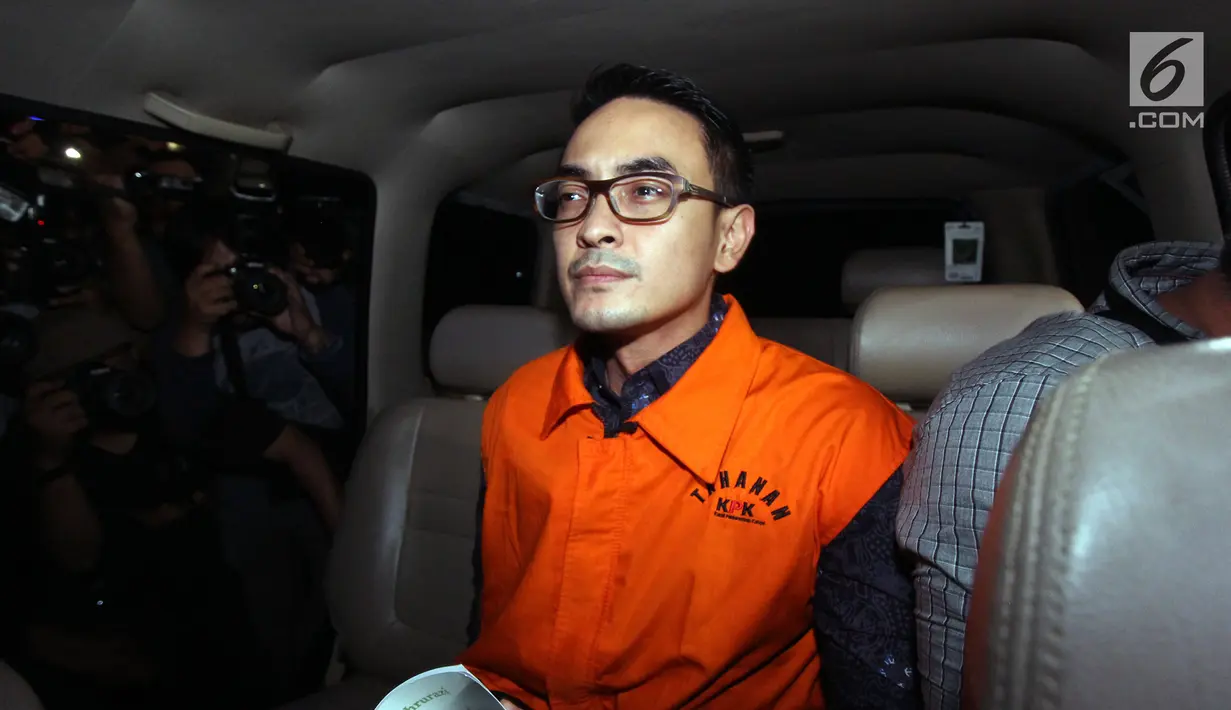 Ekspresi tersangka Gubernur Jambi Zumi Zola usai menjalani pemeriksan di Gedung KPK, Jakarta, Senin (9/4). KPK menyebut Zumi diduga menerima gratifikasi bersama-sama dengan Plt Kadis PUPR Provinsi Jambi nonaktif Arfan. (Merdeka.com/Dwi Narwoko)