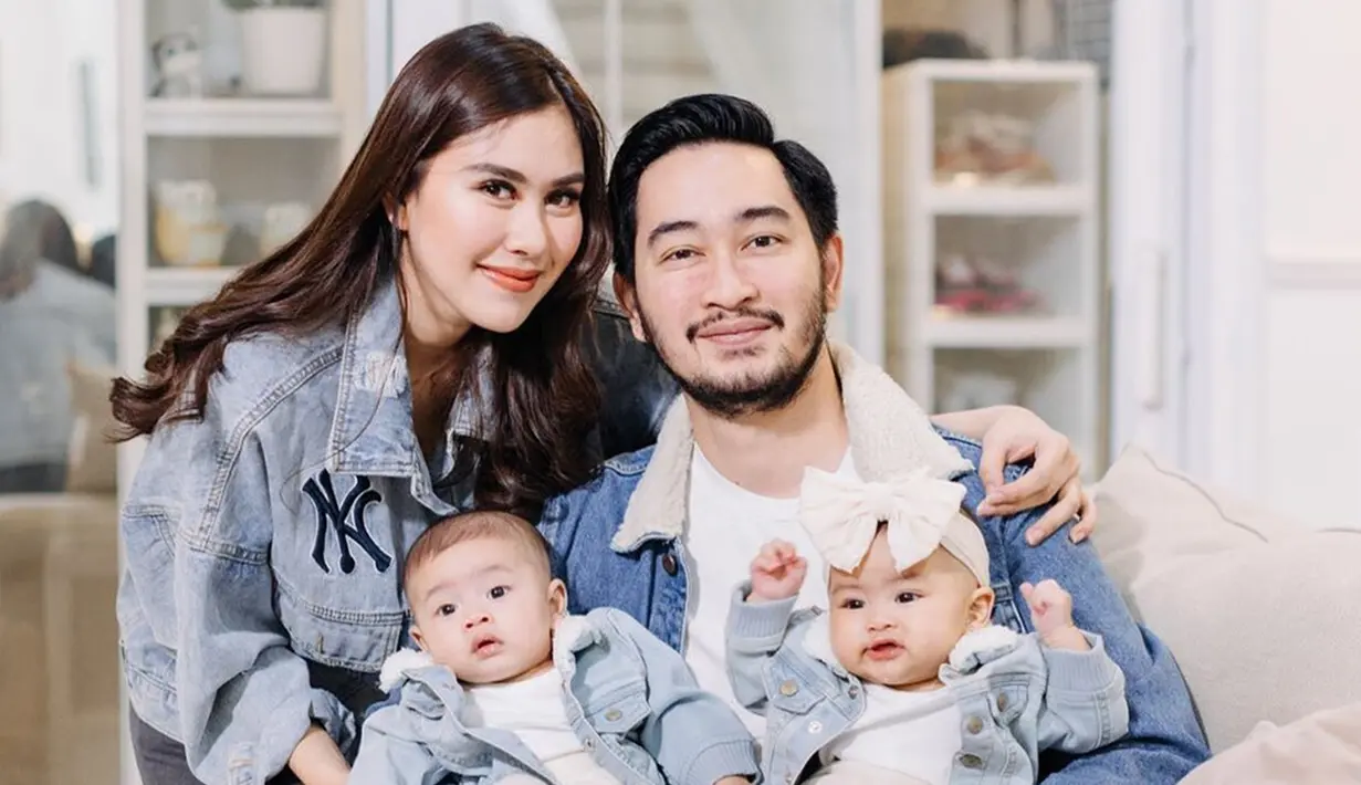 Senyum bahagian pun terlihat dari pasangan yang menikah pada 21 April 2018. Penampilan putra putri mereka pun terlihat menggemaskan. (Liputan6.com/IG/@syahnazs)