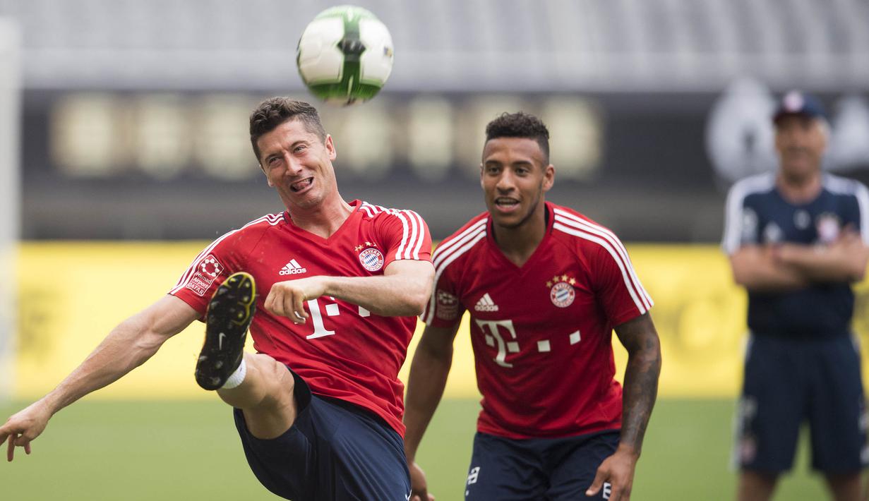 Srtiker Bayern Munchen, Robert Lewandowski, menendang bola saat mengikuti sesi latihan di Shanghai, Selasa (18/7/2017). Bayern Munchen akan menghadapi Arsenal pada laga turnamen pramusim bertajuk International Champions Cup. (AFP/Johannes Eisele)