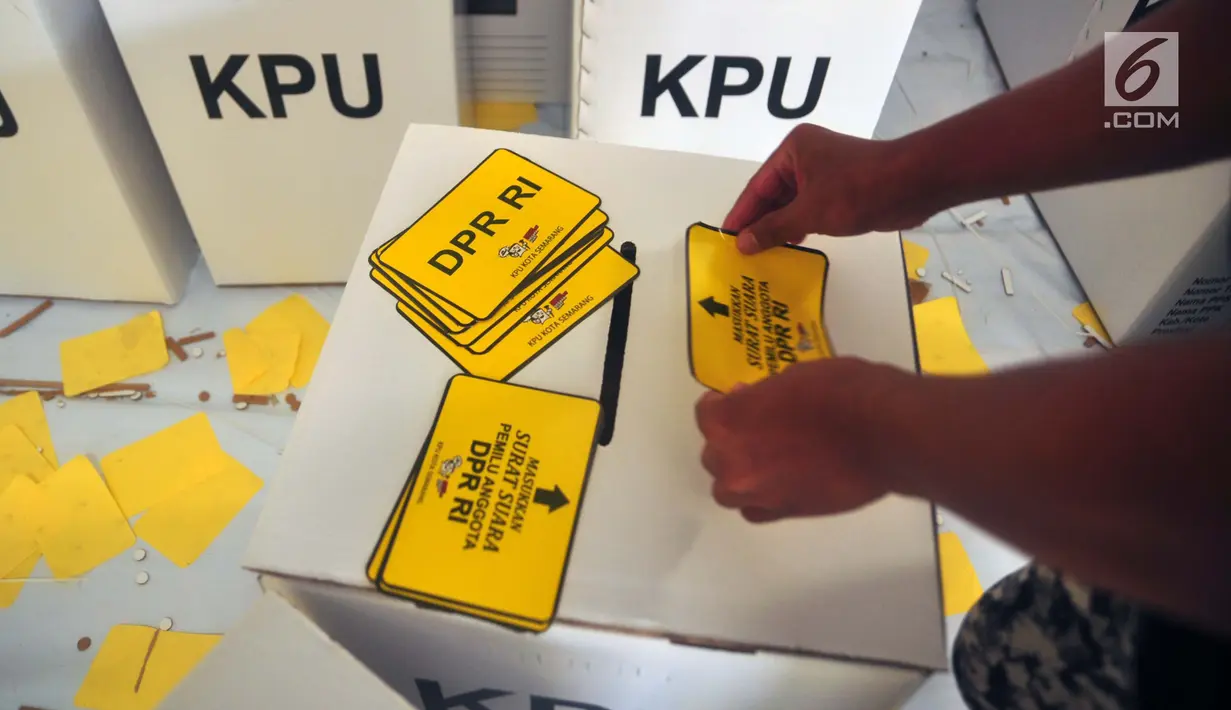 Pekerja menempel stiker khusus seusai perakitan kotak suara di gudang, Jalan Arteri Yos Sudarso Semarang, Selasa (12/1). Sebanyak 22.670 kotak suara dirakit yang dikerjakan oleh 20 pekerja dalam waktu satu bulan. (Liputan6.com/Gholib)