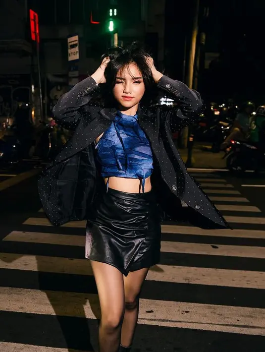 Fuji an tampil mengenakan mini skirt hitam leather dipadukan outer blazer oversized warna senada serta inner tanktop biru. [@fuji_an]